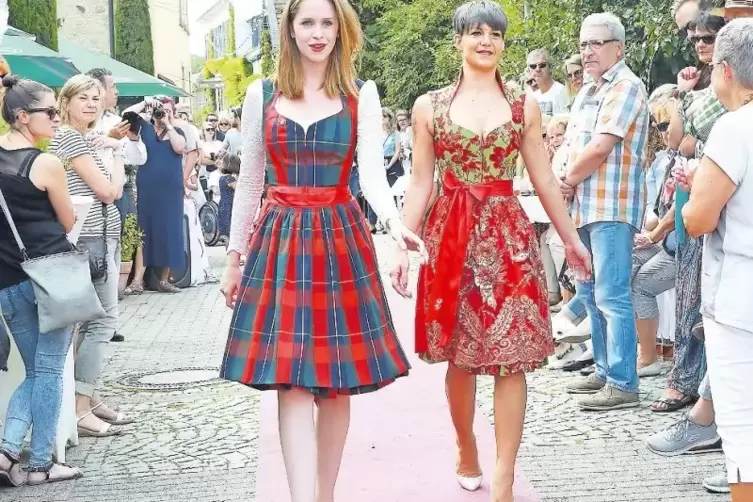 Zwei Modelle bei der Dirndl-Schau.