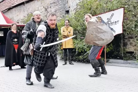 Stilecht gewandet: Die „Frankonier“ zeigten ein Possenspiel.