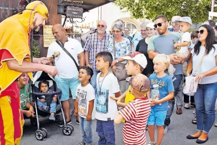 Sp&auml;&szlig;chen mit dem Gaukler: Den Mittelaltermarkt und die Festmeile besuchten viele Familien mit Kindern.