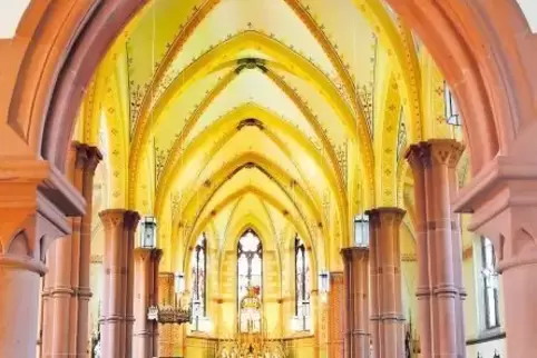 Wer zum „Loch“ will, muss erst das Kirchenschiff in Otterstadt durchschreiten. Dabei kann man die neugotischen Details bewundern