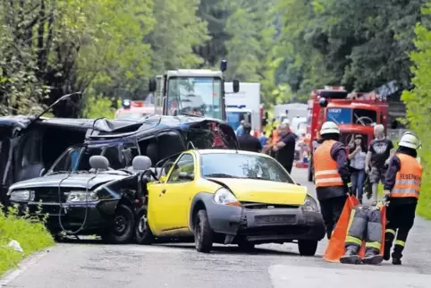 Das Szenario auf der alten B 10 wirkte so echt, dass ein Unbeteiligter bei der Polizei einen Notruf absetzte.