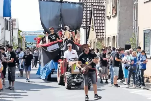 „Pfalzpiraten“ auf Dorftournee: Die Fußball-AH der Spielgemeinschaft Friedelsheim-Leistadt erntet viel Applaus für einen gelunge