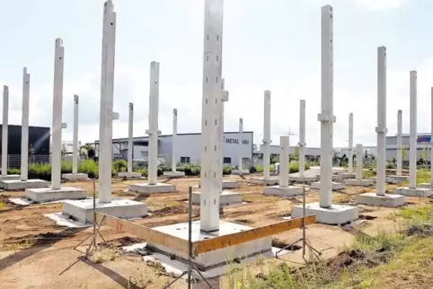 Die Stützen für die Halle stehen bereits.