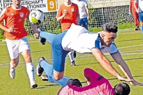 Den Spielern von Sausenheim blieb ein Treffer verwehrt: Hier stoppt der SG-Keeper Marvin Debus den TuS-Angreifer Fatlum Bunjaku.