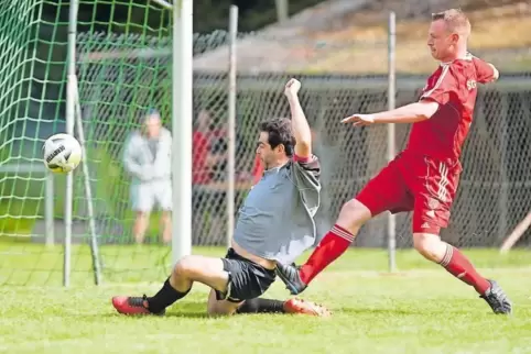 St. Julians dreifacher Torschütze Christoph Dick (links) trifft hier zum 3:2 gegen Föckelberg/Bosenbach). Verfolger Andrew Bulli