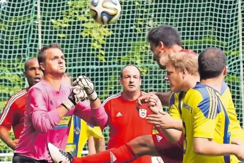 Aufgepasst: Hengsbergs Torwart Steffen Christian muss sich gegen Mittelbachs Fernando Costa Almeida (Dritter von rechts) behaupt