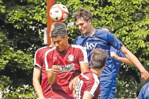 Chance für Großsteinhausen: Jonas Betz (rechts) setzt sich im Kopfballduell gegen Pascal Hardy und Nils Bergener (verdeckt) durc