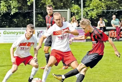 Steinwendens Niklas Kupper (rechts) schießt das 3:0, die Eppenbrunner Nicolas Eichhorn (links) und Alexej Schwindt (Mitte) schau