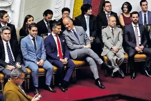 Diplomaten aus mehreren Länder verfolgen die Sondersitzung des Parlaments in Caracas – um ihre Solidarität zu zeigen.