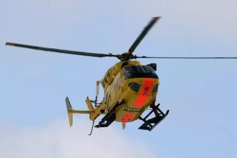 Ein Schwerverletzter wurde mit einem Hubschrauber in ein Krankenhaus gebracht. Symbolfoto: dpa 