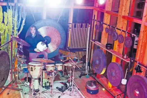 Inmitten seiner Instrumentensammlung: Roland Weimer.