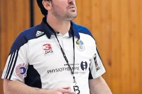 Er ist während eines Haßlocher Spiels an der Seitenlinie stets in Bewegung: TSG-Trainer Tobias Job.
