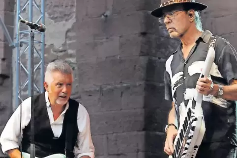 Manfred Mann mit der Keytar und dem Gitarristen Mick Rogers.
