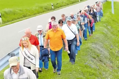 Start war am Herschberger Sportplatz, wo noch der Radweg in Richtung Saalstadt fehlt.