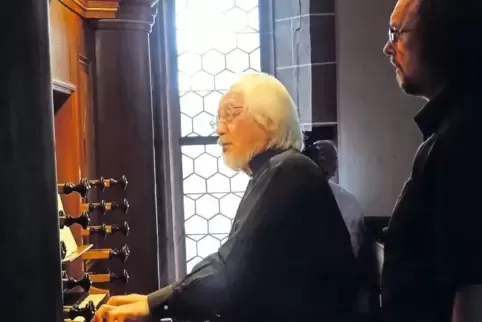 An der Kirchheimer Mönch-Orgel: Masaaki Suzuki, assistiert vom künstlerischen Leiter der Reihe, Dominik Wörner.
