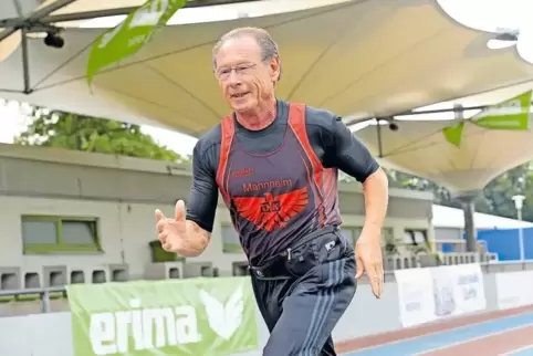 Kennt den Unterschied zwischen Laufen und Sprinten: Hartmut Krämer bei einer kurzen Trainingseinheit im Stadion der MTG Mannheim