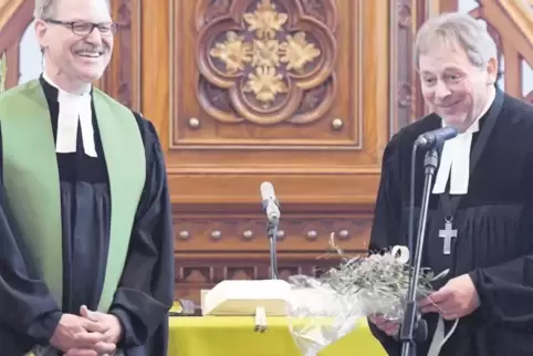 Wechselt auf eine Schulpfarrstelle in Kaiserslautern: Manfred Storck (links) mit Dekan Stefan Kuntz.