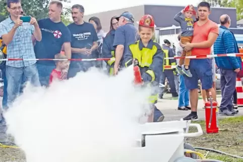 Wie ein Profi: Ruckzuck hatte Lisa Keck mit dem Feuerlöscher den Kampf gegen die absichtlich gelegten Flammen gewonnen.