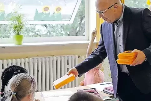 Dezernent Michael Schieler besucht die Husterhöh-Schule.