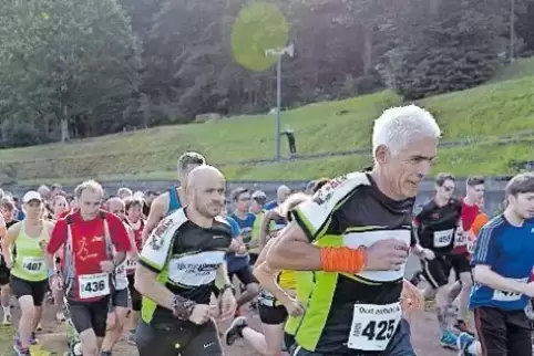 Auf ins Gelände: der Start beim Holzland-Lauf in Schopp.
