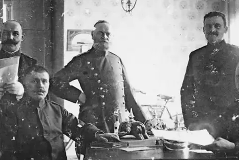 Wachstube in der „guten alten Zeit“ zwischen 1900 und 1912 (von links): Oberwachtmeister Ziegler, Schutzmann Jakob Bauer, Schutz