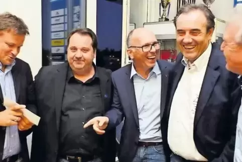 Wechsel in der FKP-Führung: Jürgen „Chick“ Kölsch und Edgar „Eddie“ Schütz (2. und 3. von links) führen den Verein nun als Präsi
