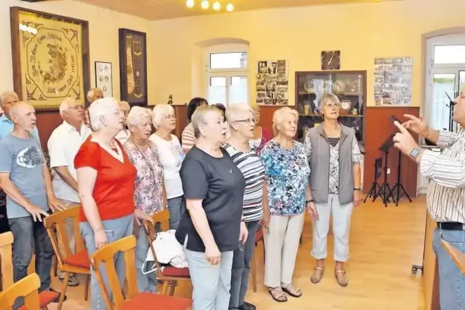 Seit 2003 gibt es den gemischten Chor, der aus Frauen- und Männerchor hervorgegangen ist. Der Grund: Bei den Männern fehlten die