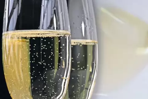 Ein Glas Sekt für die Besucher gibt es beim verkaufsoffenen Sonntag in manchen Geschäften.