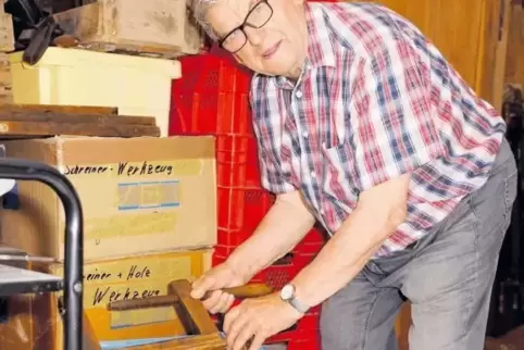 Gut zwei Kubikmeter altes Handwerkszeug zur Holzbearbeitung beherbergt Erwin Diehl in seinem Keller.