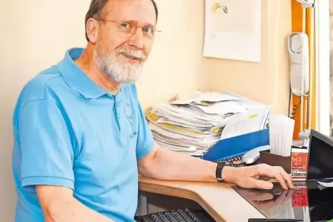 Arbeitet viel mit Naturmedizin in seiner Praxis in Reichenbach-Steegen: Eike Heinicke.