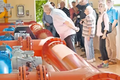 Die Leser bestaunen die komplexe Technik – in diesem Fall die zur Filteranlage führenden Rohre.