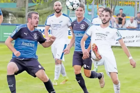 Kadir Seker (rechts) und Noel Rapp (hinten links, beim Spiel gegen den SC Hauenstein) haben beim TB Jahn Zeiskam gut eingeschlag