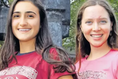 Sind optisch schon „Schwerdler“ geworden: die Austauschschülerinnen Sophia Heß und Lauren Geralczek mit Schwerd-T-Shirts.