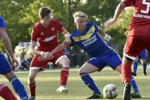 Robin Wanger (Mitte) war einer der auffälligsten im blau-gelben SC-Dress. Alleine in der ersten Halbzeit bereitete er drei Treff