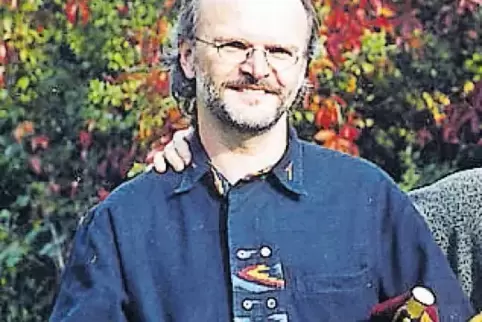 Walter Lelle mit einem irischen Dudelsack, auch Uilleann Pipes genannt. Anders als den schottischen Dudelsack spielt man ihn im 