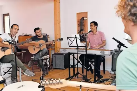 Acht Musiker gehören zum harten Kern der Band. Hier proben (von links) Mohammad Hosseini aus Iran, Mohammad Nour Abido aus Syrie