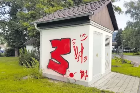 Mit roter Graffitifarbe beschmierten bisher Unbekannte dieses Stromhäuschen in Dahn.