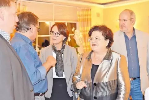 Anita Schäfer (vierte von links) und Anette Mauz-Widmann im Gespräch mit den Medizinern Manfred Wachter, Horst Brenneis (von lin
