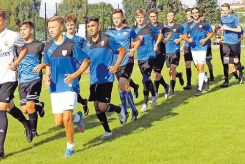 Langsam wird der Kader vollzählig: die B-Junioren des FC Speyer im Sportpark.