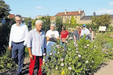 Pierre Amblard (im Vordergrund) präsentierte vor rund einem Jahr RHEINPFALZ-Lesern den Stadtmauergarten.