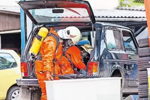 Die Werksfeuerwehr eines Chemiekonzerns kam zuhilfe.
