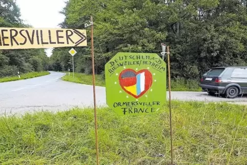 Stein des Anstoßes: Ein Sperrschild (rechts) hindert den „kleinen Grenzverkehr“ zwischen Brenschelbach-Denkmal und dem lothringi