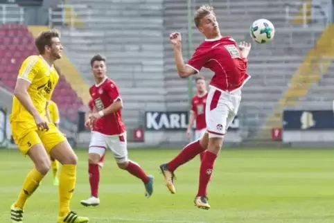 Nicklas Shipnoski (rechts) vom FCK II gegen Robin Cronauer vom Stadt- und Oberliga-Rivalen SV Morlautern.  Foto: VIEW