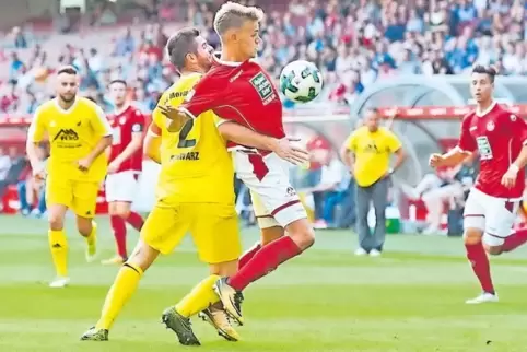 FCK-Profi Nicklas Shipnoski gegen Philipp Schwarz (links).