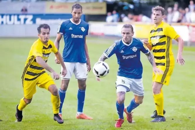 Gefährlicher Pirmasenser: Patrick Freyer (Pirmasens, am Ball in Blau) kommt gegen Soleiman Rostamzada (links) und Timo Enzenhofe Gefährlicher Pirmasenser: Patrick Freyer (Pirmasens, am Ball in Blau) kommt gegen Soleiman Rostamzada (links) und Timo Enzenhofe
