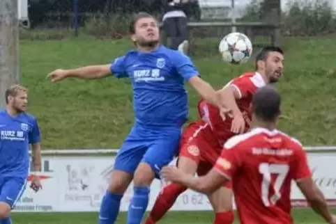 Neu bei der TSG Deidesheim und gleich gesperrt: Dominic Bach (links) beim Kopfball im Mechtersheimer Trikot. Archivfoto: Lenz