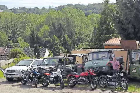 Zu Frank Scherthans Sammlung gehören vier BMW-Motorräder, darunter eins aus dem Jahr 1954, und ein Mercedes-Geländewagen, der au