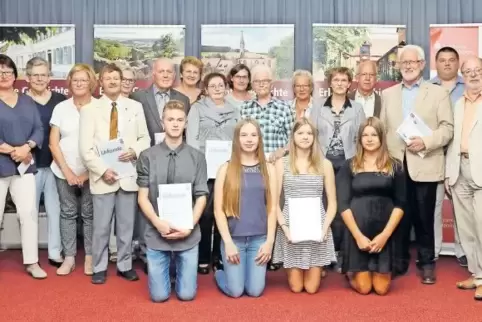 Nach der Preisverleihung posieren die Geehrten für ein Gruppenfoto mit Sparkassenchef Bolinius (li.) und Landrat Werner (Dritter