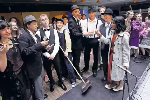 In die 1930er Jahre entführt die Drama Group mit „Bugsy Malone“.