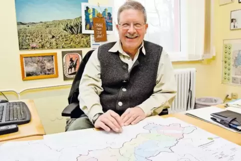 Burkhard Steckel arbeitet seit 30 Jahren als Forstamtsleiter. Seinen Zuständigkeitsbereich hat er immer im Blick. Die Karte auf 